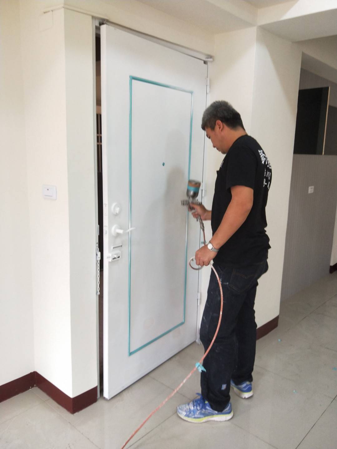 台南新營門片噴漆